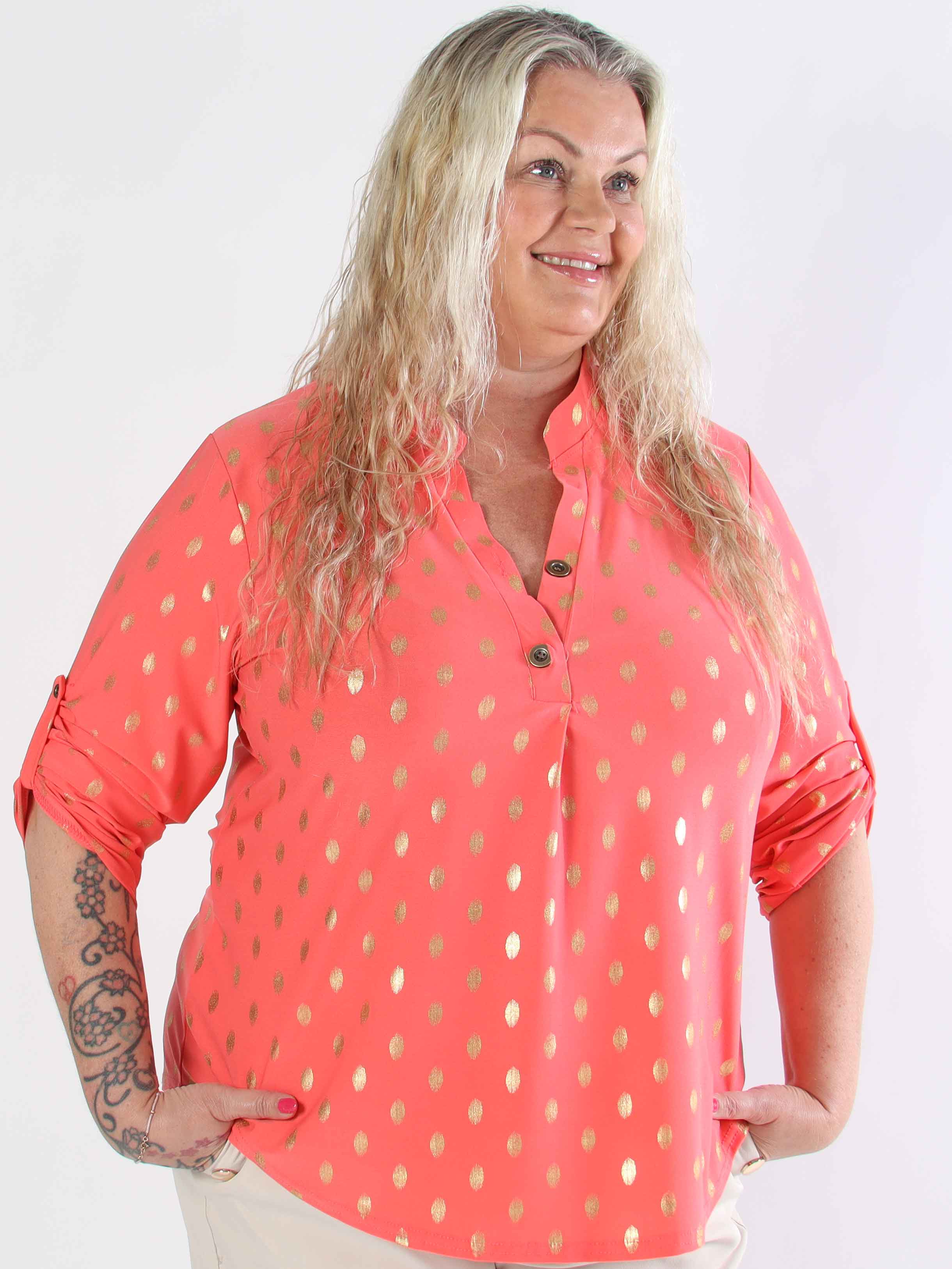 Ebba Gold Shirt - Elastisk plus size blus med guld prickar